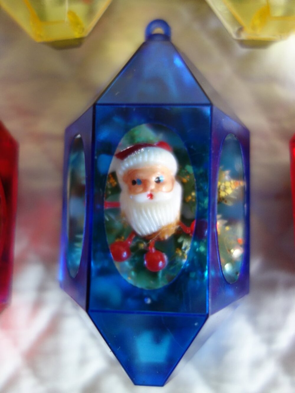 Vntg – Lot of 5 - 60’s Jewel Brite Diorama Christmas Ornaments – Santa / Wreath - Picture 5 of 6